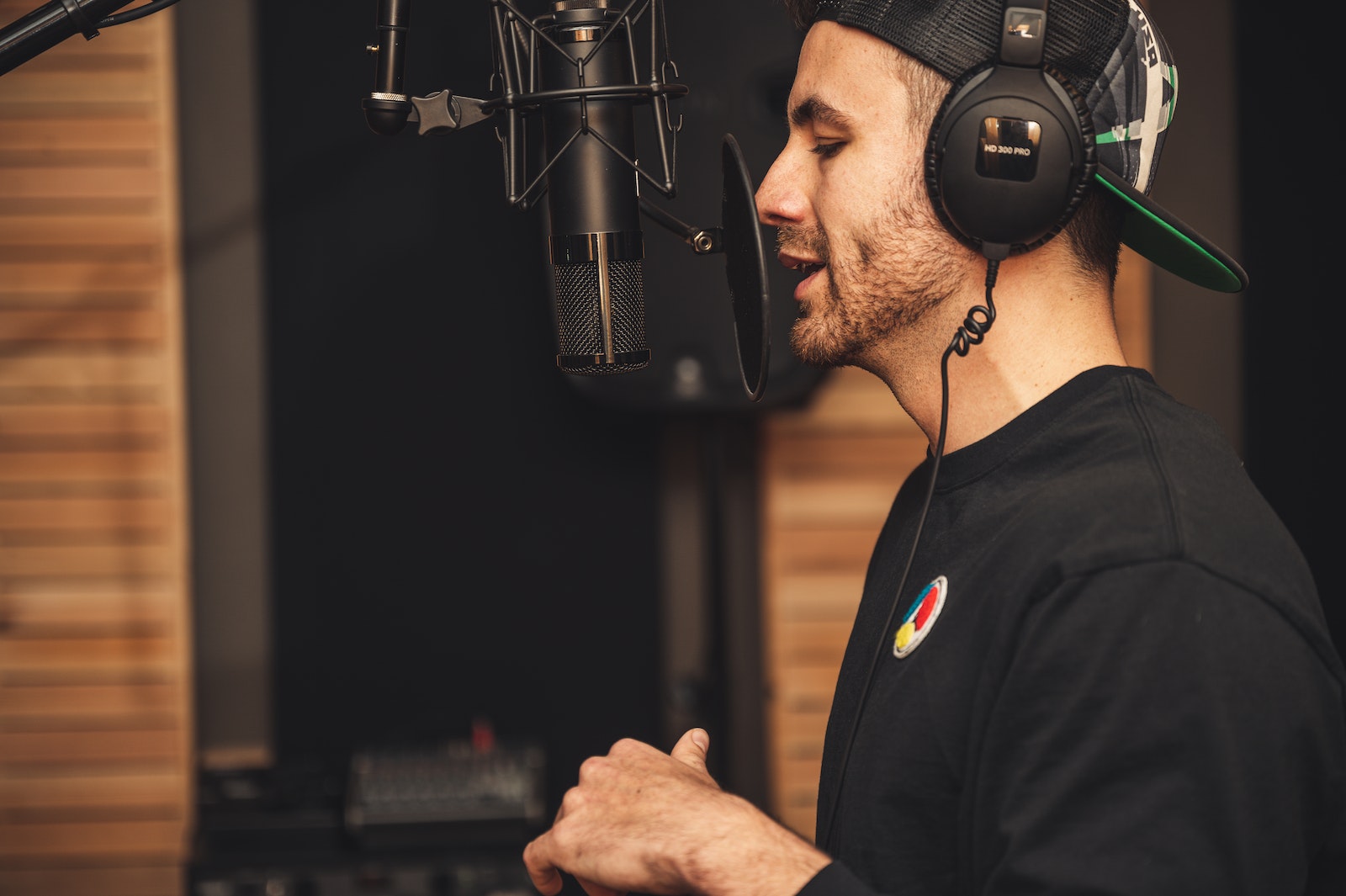 Como Escolher o Equipamento Ideal para Gravar um Podcast Profissional