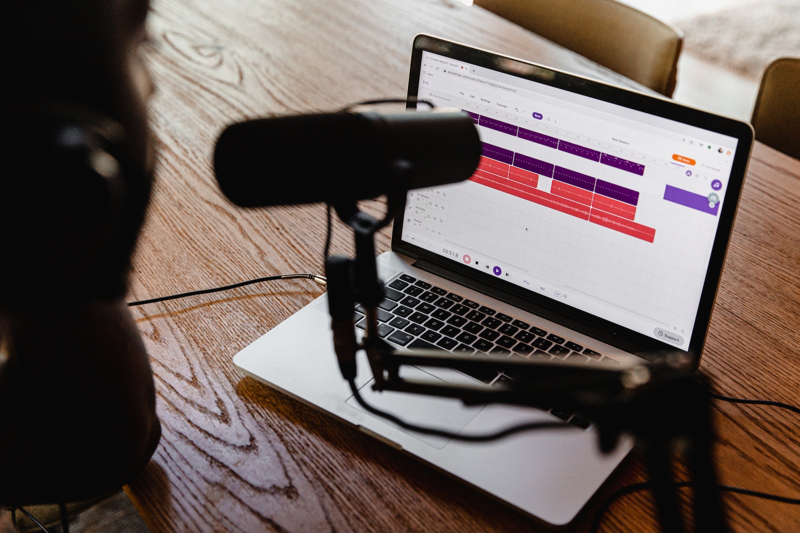O Melhor dos Dois Mundos: Por Que Você Deve Investir em Videocast e Podcast?